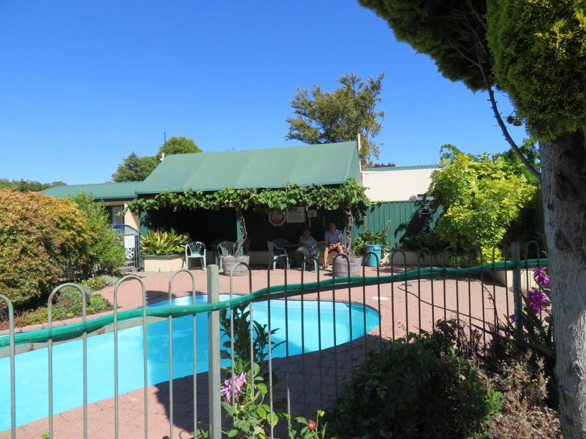 ביאנהיים Commodore Court Motel מראה חיצוני תמונה