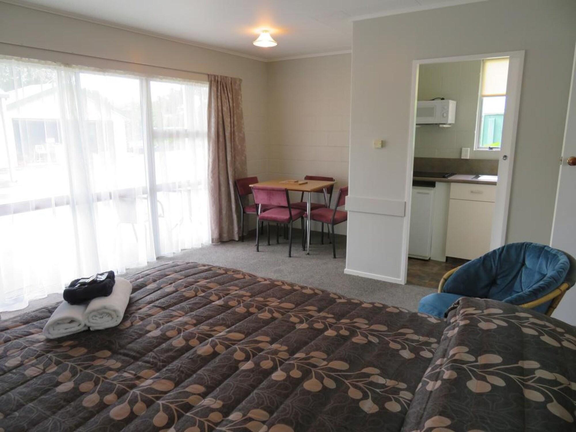 ביאנהיים Commodore Court Motel מראה חיצוני תמונה