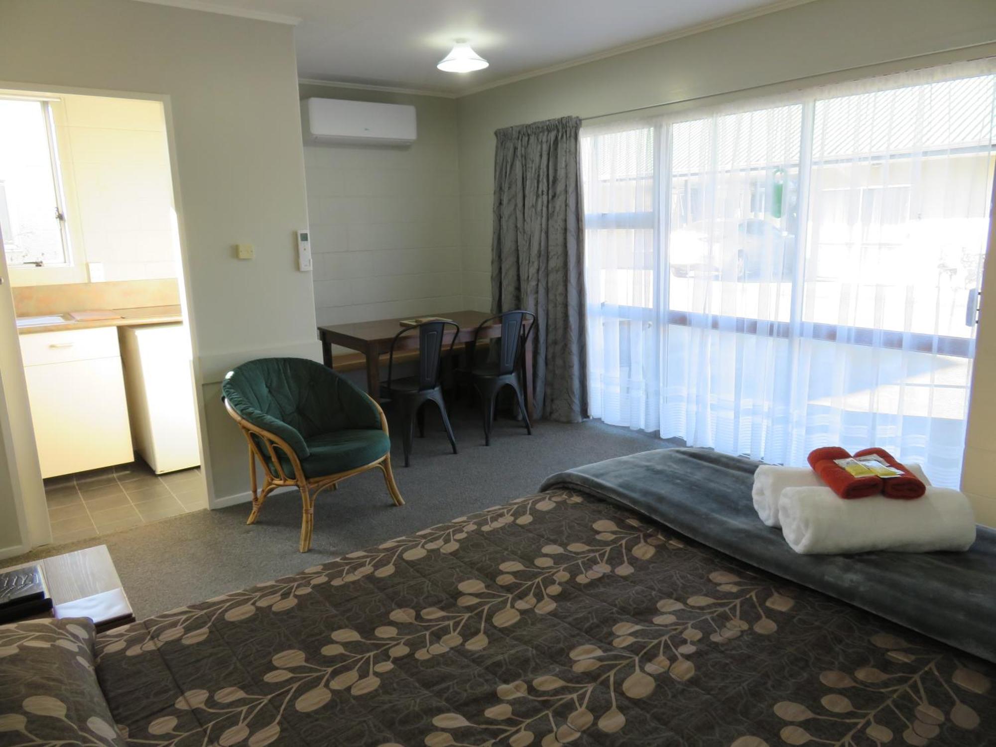 ביאנהיים Commodore Court Motel מראה חיצוני תמונה