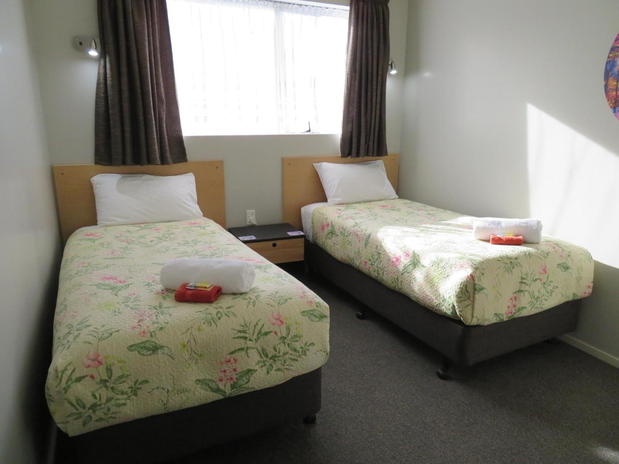 ביאנהיים Commodore Court Motel מראה חיצוני תמונה