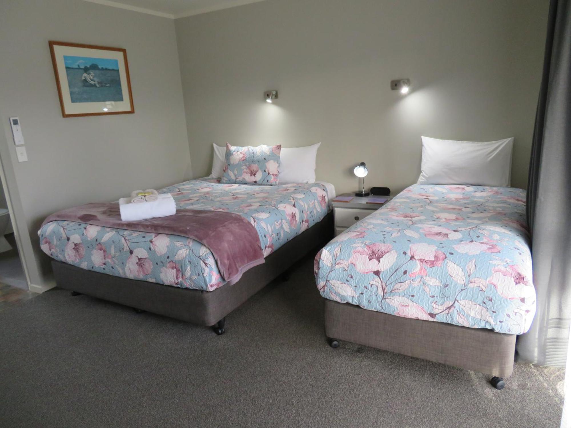 ביאנהיים Commodore Court Motel מראה חיצוני תמונה