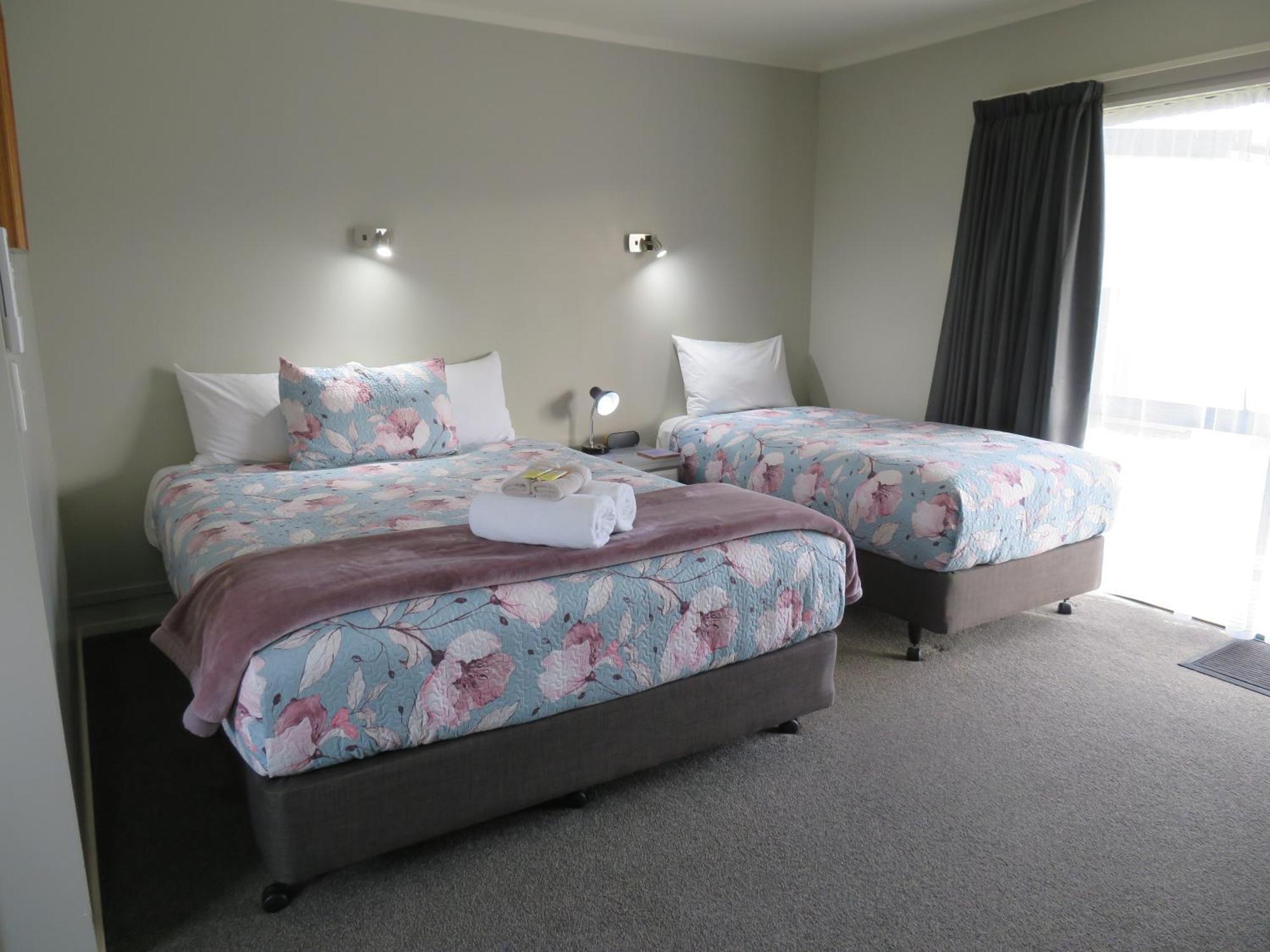 ביאנהיים Commodore Court Motel מראה חיצוני תמונה