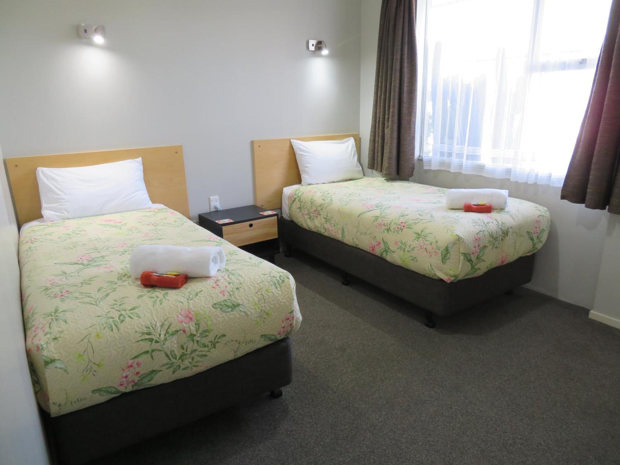 ביאנהיים Commodore Court Motel מראה חיצוני תמונה
