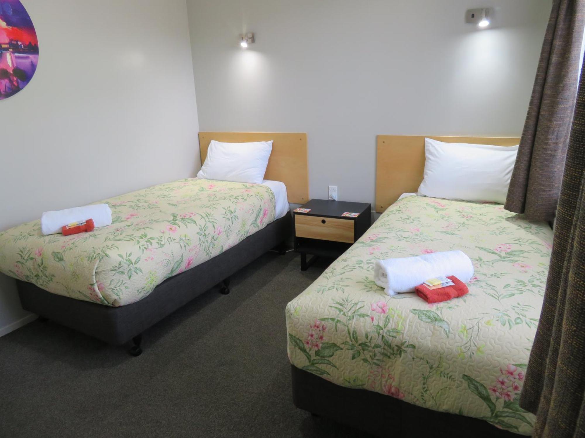 ביאנהיים Commodore Court Motel מראה חיצוני תמונה